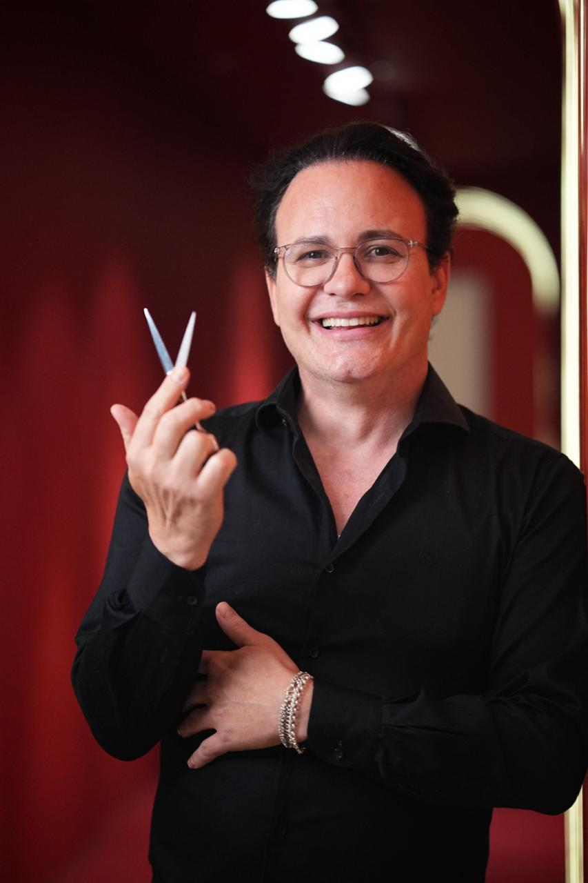 Arnaldo, diretor criativo e colorista do Romano Cabeleireiros, em retrato editorial