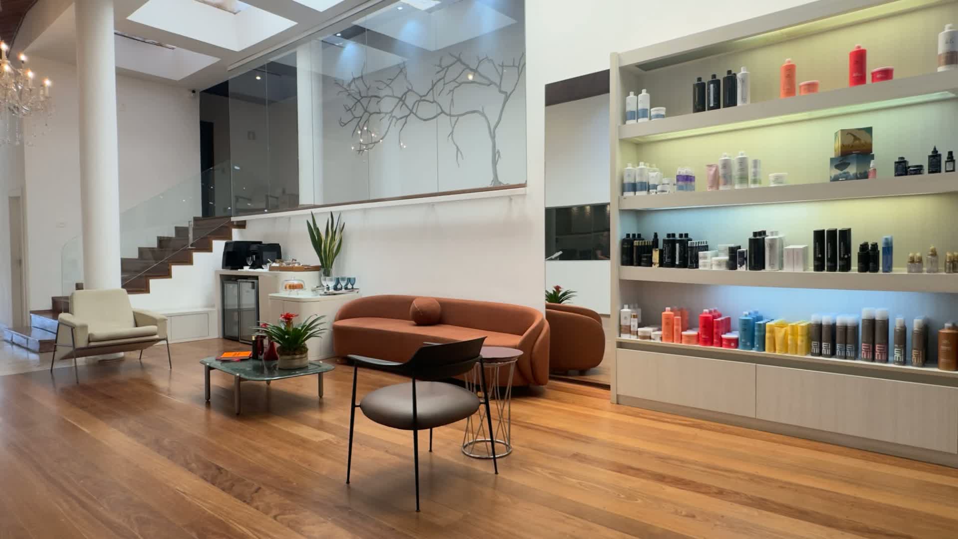 Recepção do Romano Cabeleireiros, salão de beleza em São José do Rio Preto, com ambiente amplo e vitrine de produtos profissionais