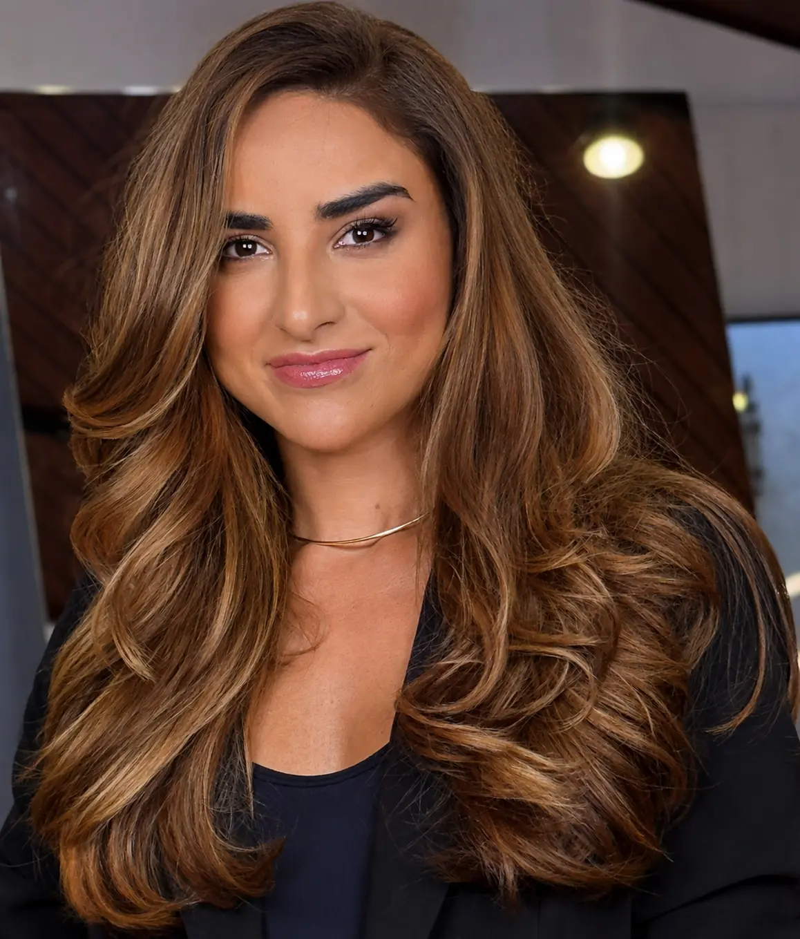Morena iluminada com mechas caramelo e brilho intenso