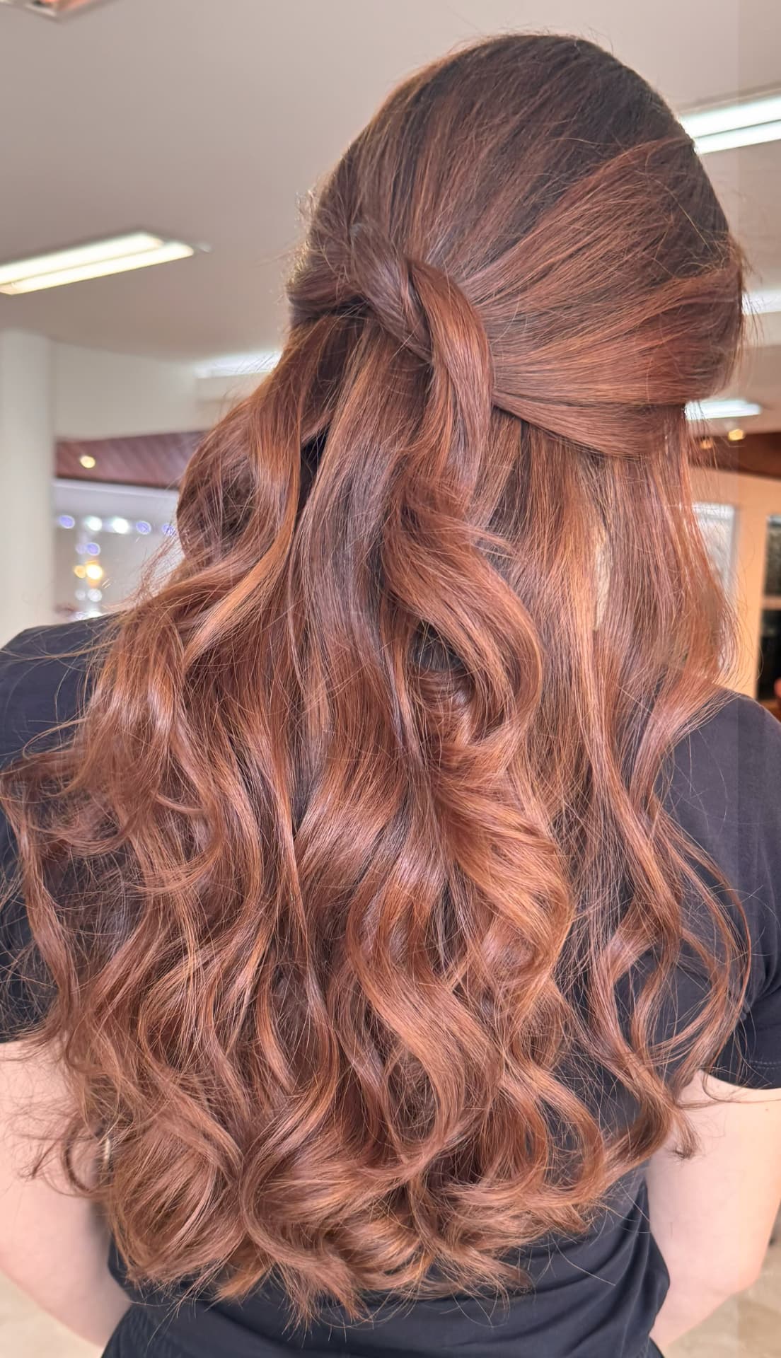 Ruivo acobreado com ondas trabalhadas e penteado semipreso
